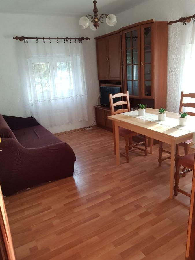 Apartmani Cempres Senj เซนญ์ ภายนอก รูปภาพ